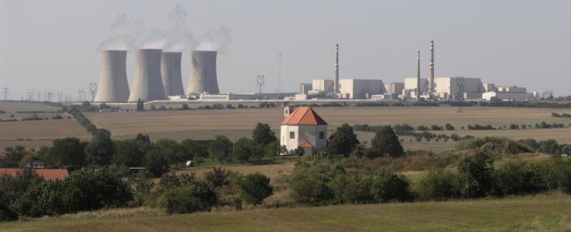 Jaderná elektrárna Dukovany je výraznou dominantou okolní krajiny